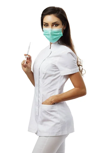 Γυναίκα Γιατρός Φορώντας Στολή Κρατώντας Σύριγγα Απομονωμένο Φόντο Νεαρή Νοσοκόμα — Φωτογραφία Αρχείου