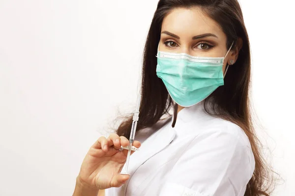 Mulher Médico Vestindo Uniforme Segurando Seringa Fundo Isolado Jovem Enfermeira — Fotografia de Stock