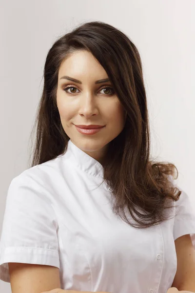 ブルネット女性医師で白いシャツの上に光の背景 — ストック写真