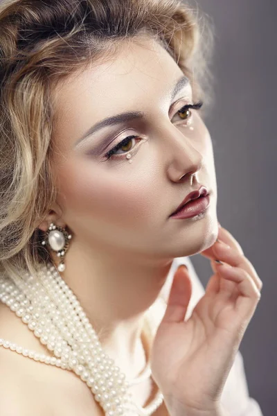 Retrato Mujer Joven Elegante Con Joyas Perlas —  Fotos de Stock