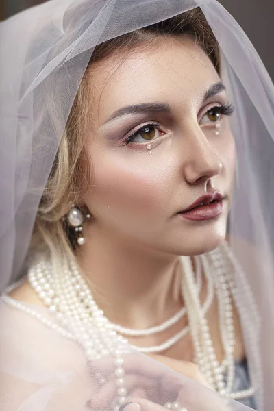 Portret Młodej Panny Młodej Białej Welonie Perłowej Biżuterii — Zdjęcie stockowe