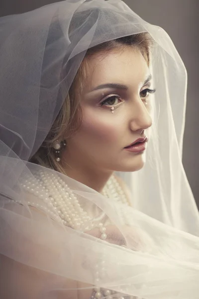 Close Portrait Beautiful Lady Veil Pearl Necklace — Stock Photo, Image