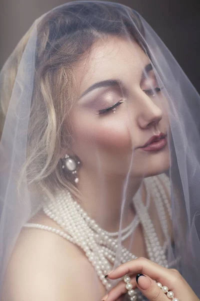 美しい花嫁の肖像画ベールの色の背景に孤立 — ストック写真