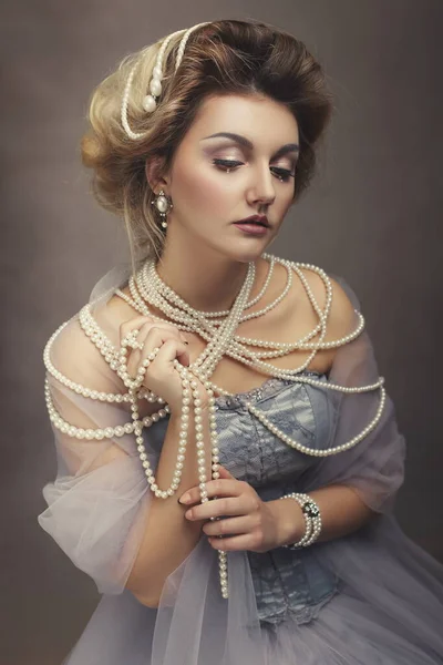 真珠のジュエリーを身に着けている美しい貴族の女性の肖像画と彼女の肩の周りベール — ストック写真