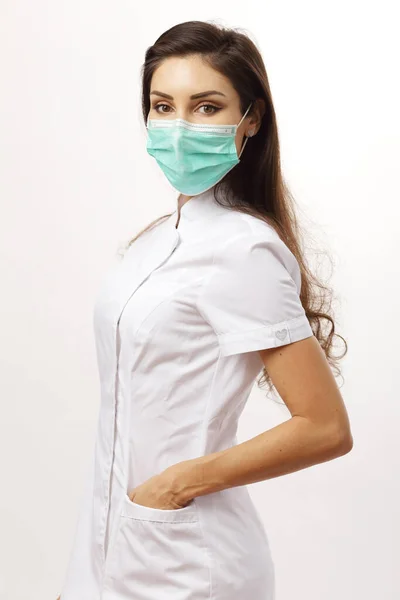 Γυναίκα Γιατρός Φορώντας Μάσκα Κοιτάζοντας Την Κάμερα — Φωτογραφία Αρχείου