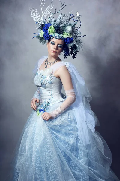 Wewnętrzny Portret Pięknej Kobiety Ubierającej Się Jak Postać Fantasy Niebieską — Zdjęcie stockowe