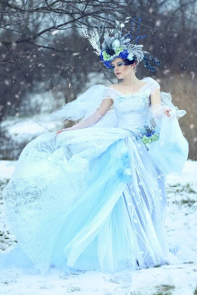 Prachtige Sneeuwkoningin Blauwige Jurk Bloemenkroon Wandelen Winterbos — Stockfoto
