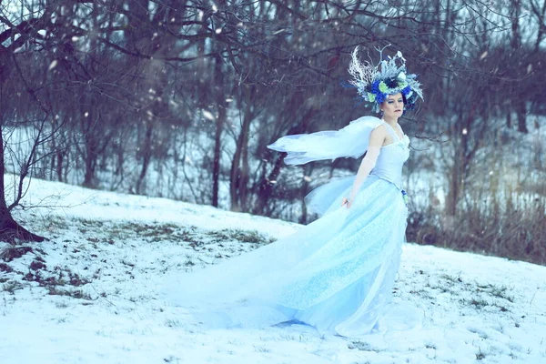 Vinter Älva Utomhus Bär Blåaktig Klänning Och Blommig Krona — Stockfoto