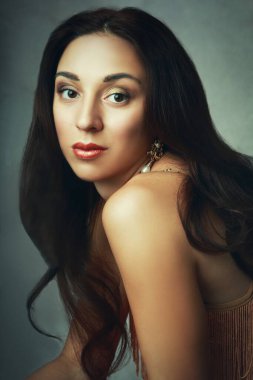 Genç bir kadının boyalı portresi koyu tonlar yüksek karşıtlık