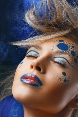 Makyajlı bir model. Gözleri kapalı.