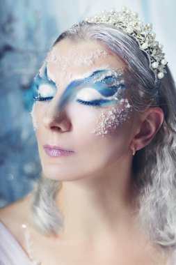 Orta yaşlı kadın model Kış Kraliçesi temalı yaratıcı fantezi