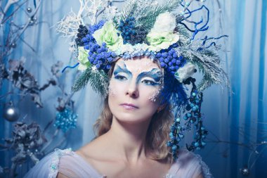 Orta yaşlı kadın model Kış Kraliçesi temalı yaratıcı fantezi