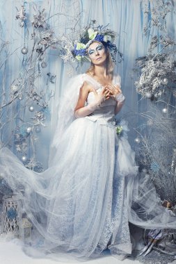 Orta yaşlı kadın model Kış Kraliçesi temalı yaratıcı fantezi