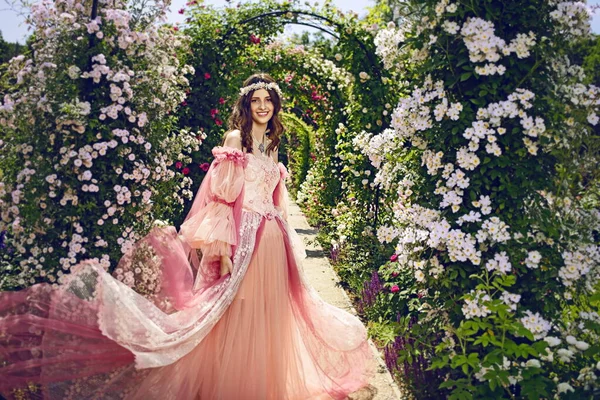 Bella Giovane Principessa Magico Giardino Rose — Foto Stock