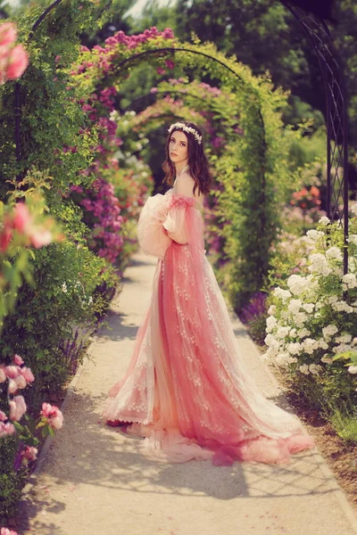 Bella Giovane Principessa Magico Giardino Rose — Foto Stock