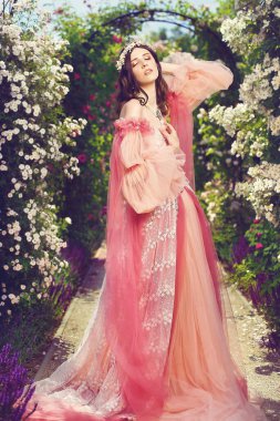 Güzel genç prenses sihirli bir gül bahçesinde 