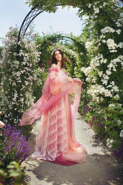 Güzel genç prenses sihirli bir gül bahçesinde 