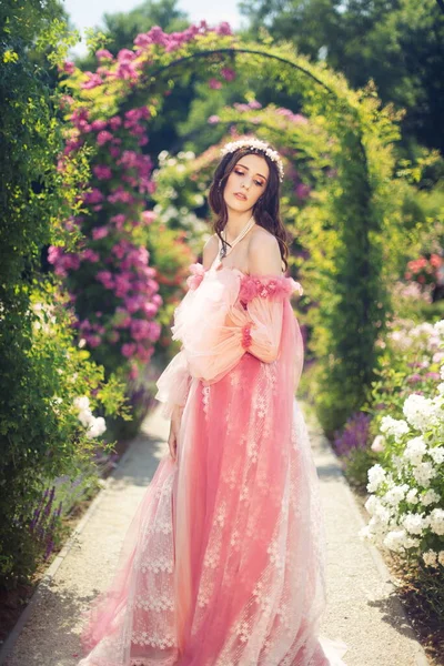 Όμορφη Νεαρή Πριγκίπισσα Ένα Μαγικό Κήπο Τριαντάφυλλο — Φωτογραφία Αρχείου