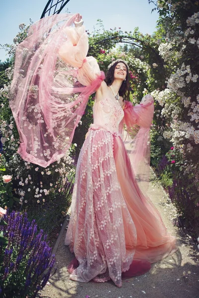 Όμορφη Νεαρή Πριγκίπισσα Ένα Μαγικό Κήπο Τριαντάφυλλο — Φωτογραφία Αρχείου
