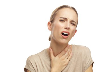 Beyaz arka planda kendini hasta hisseden bir kadının portresi.