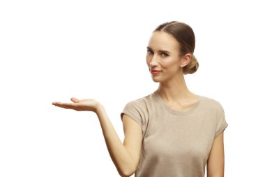 Güzel, gülümseyen bir kadının portresi, beyaz arka planda, avuç içi yukarıda, fotokopi alanını işaret ediyor.