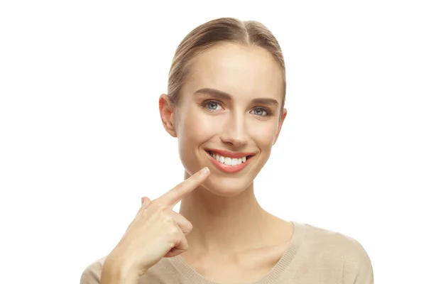 Retrato Una Hermosa Mujer Sonriendo Señalando Sus Dientes Blancos Sanos —  Fotos de Stock