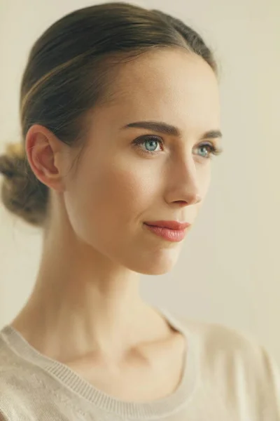 Portret Van Een Mooie Vrouw Met Blond Haar Poseren Naast — Stockfoto