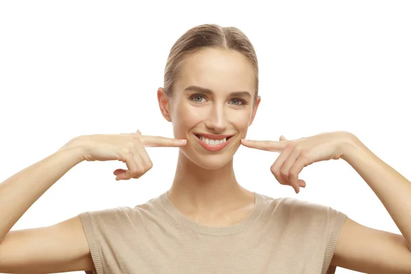 Retrato Una Hermosa Mujer Sonriendo Señalando Sus Dientes Blancos Sanos — Foto de Stock