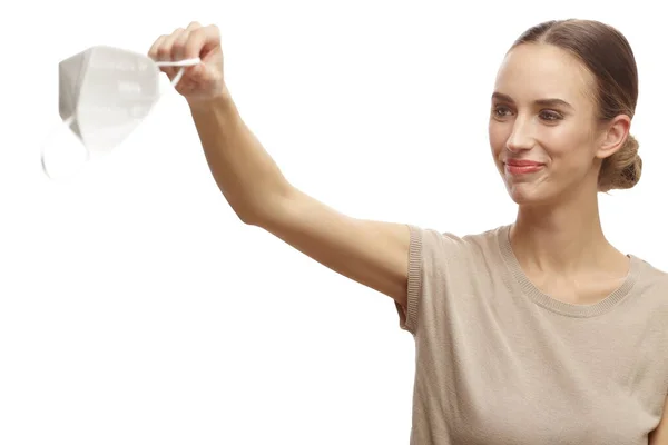 Mujer Sonriente Sosteniendo Máscara Facial Médica Mano Aislada Sobre Fondo — Foto de Stock