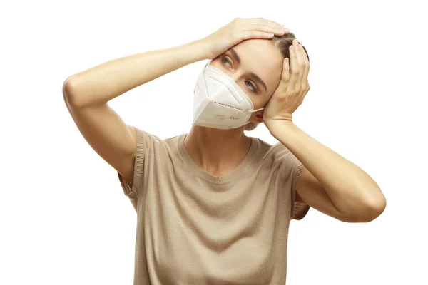 Mujer Con Cabello Rubio Usando Mascarilla Médica Aislada Sobre Fondo — Foto de Stock