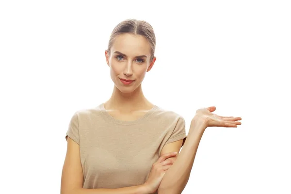 Retrato Una Hermosa Mujer Sonriente Apuntando Espacio Copia Con Palma — Foto de Stock