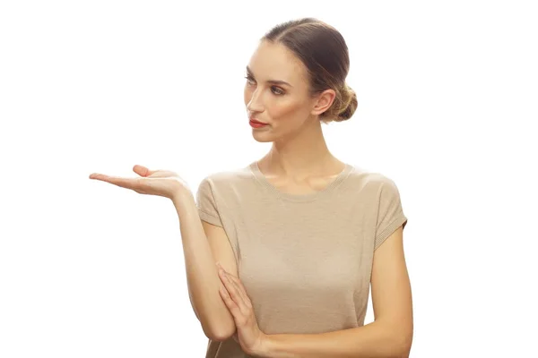 Retrato Una Hermosa Mujer Seria Apuntando Espacio Copia Con Palma — Foto de Stock