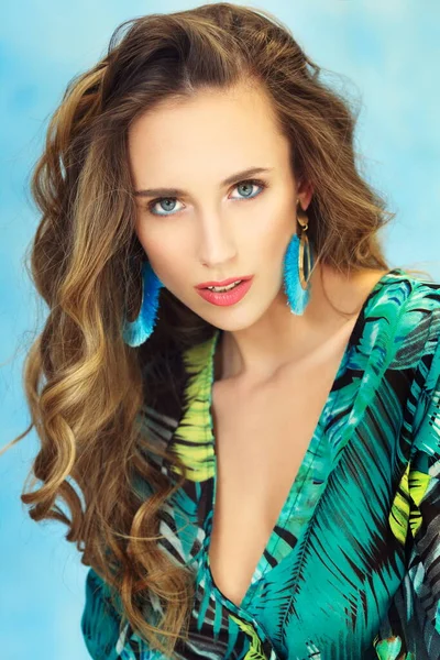 Beautiful Model Portrait Green Tropical Dress Turquoise Earrings Light Blue — Stock Photo, Image