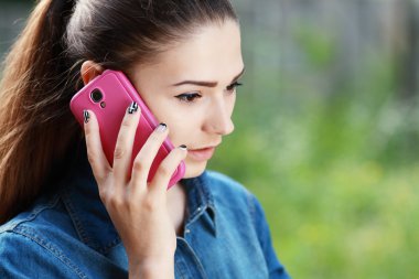 Telefon kullanan genç teen kadın