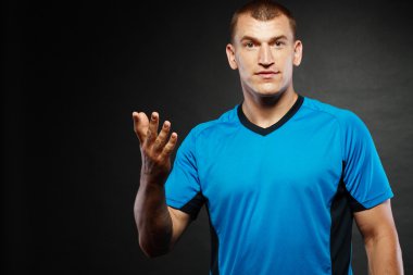 Kendine güvenen neşeli erkek