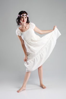 Beyaz elbiseli genç kadın