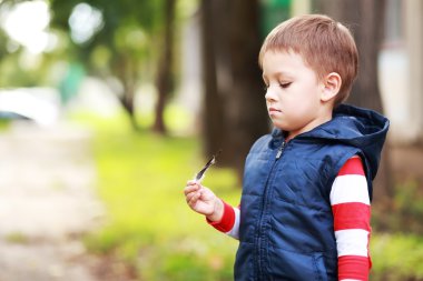 çocuk dışarıda eğleniyor
