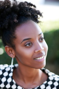 gülümseyen genç Afrikalı kadın