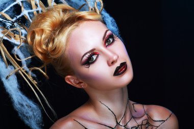 örümcek web üzerindeki kızla