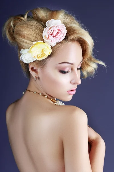 Mujer con rosas en el pelo — Foto de Stock