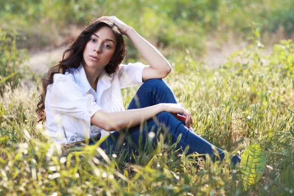 Mode vrouw op groen gras — Stockfoto