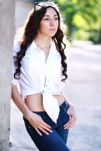 Mujer en jeans posando — Foto de Stock