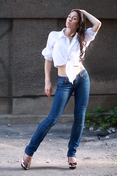 Femme en jeans posant — Photo