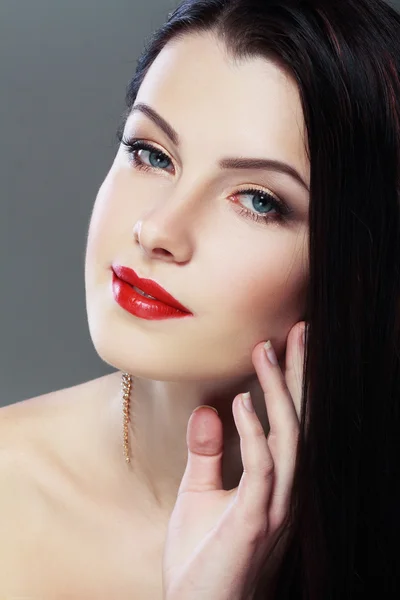 Modelo joven con maquillaje de glamour —  Fotos de Stock