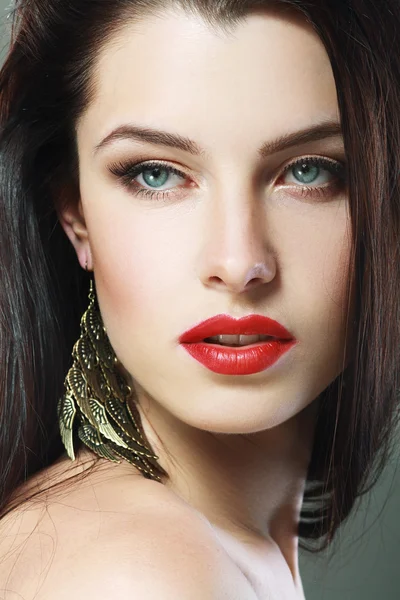 Jonge model met glamour make-up — Stockfoto