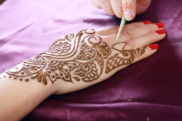 Henna wordt toegepast — Stockfoto