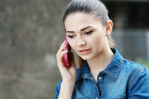 Junge Teenagerin telefoniert mit Handy — Stockfoto