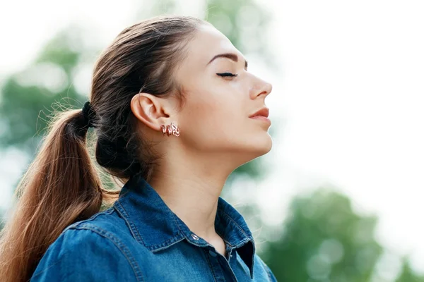 Donna che respira aria fresca — Foto Stock