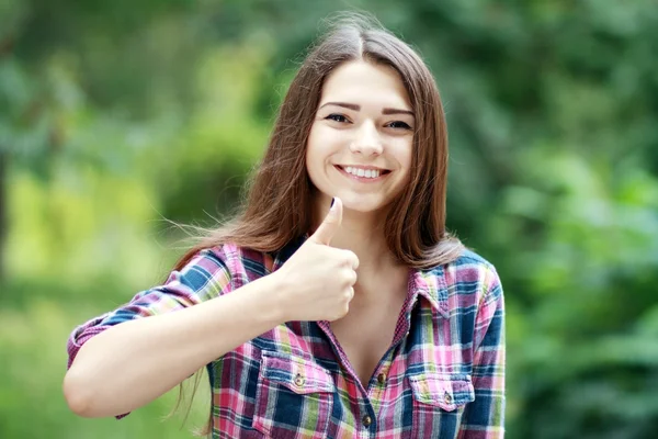 Mujer joven mostrando el pulgar hacia arriba — Foto de Stock