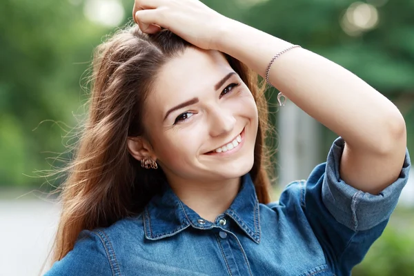 Hermosa joven mujer — Foto de Stock